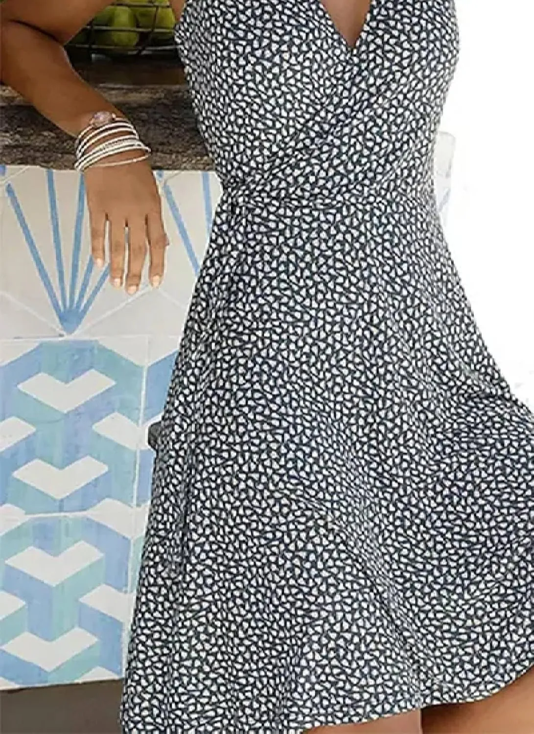 Women's 2025 Summer V-Neck Sleeveless Mini Dresses Floral Print A Line Waist Cinching Slim Fit Swing Hem Date Dress